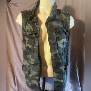 Love Tree Camouflage Sleeveless Jacket